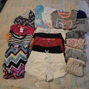 Bundle of girl's Size 5T 16 Items Shorts, Leggings, Shirts, & more(pics), GUC